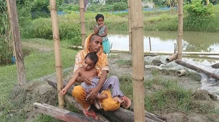 রেললাইনে বসবাসরত রেহানা খাতুনের মাথার চুল বিক্রি করে ঘর ভাড়া পরিশোধের ঘটনা