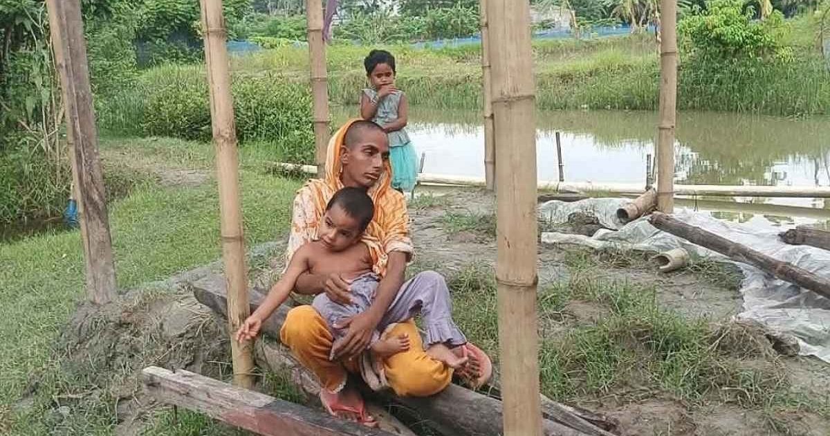 রেললাইনে বসবাসরত রেহানা খাতুনের মাথার চুল বিক্রি করে ঘর ভাড়া পরিশোধের ঘটনা