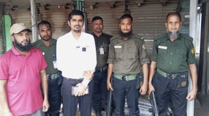 পুঠিয়ায় অবৈধ সার মজুতের অভিযোগে ব্যবসায়ীকে জরিমানা