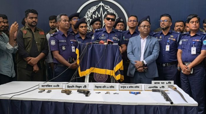 চট্টগ্রামে অস্ত্র-গুলিসহ সন্ত্রাসী রায়হানের ৪ সহযোগী গ্রেপ্তার