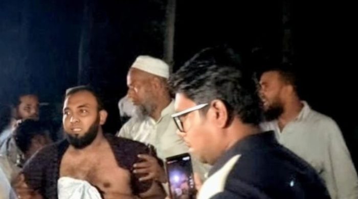 গুরুদাসপুরে জানাজার সময় পুলিশের ওপর হামলা, দুই সদস্য সাময়িক বরখাস্ত