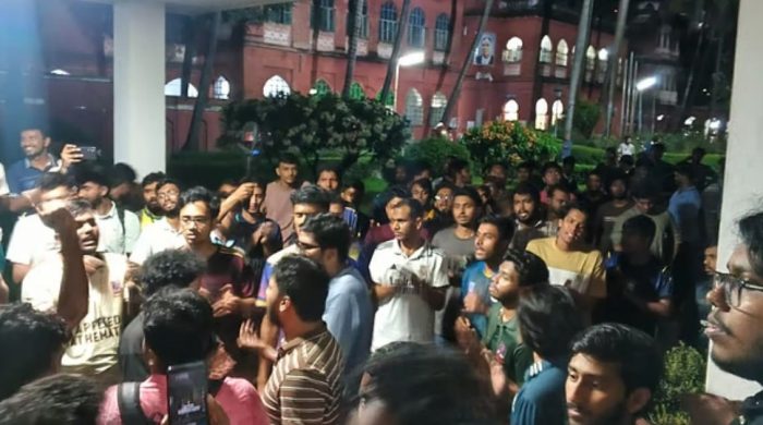 ঢাকা বিশ্ববিদ্যালয়ের প্রাধ্যক্ষের বিরুদ্ধে শিক্ষার্থীকে আটকে রেখে নির্যাতনের অভিযোগ
