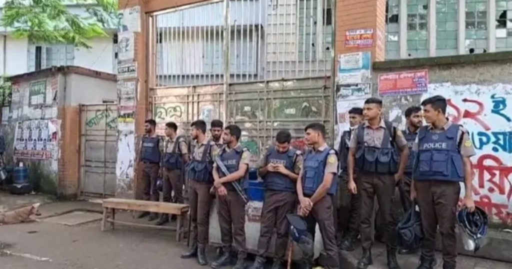 আলিয়া মাদ্রাসা এলাকায় সংঘর্ষের আশঙ্কায় পুলিশ মোতায়েন