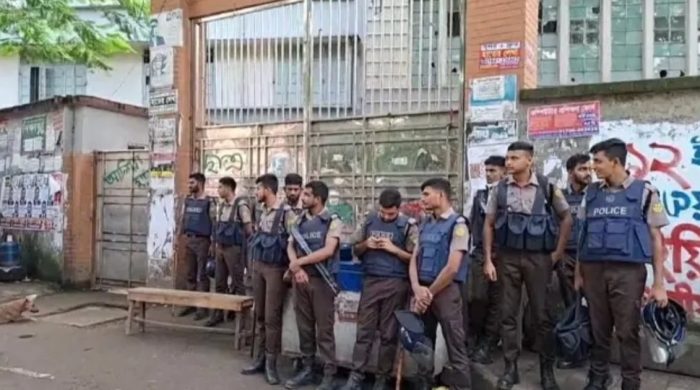 আলিয়া মাদ্রাসা এলাকায় সংঘর্ষের আশঙ্কায় পুলিশ মোতায়েন