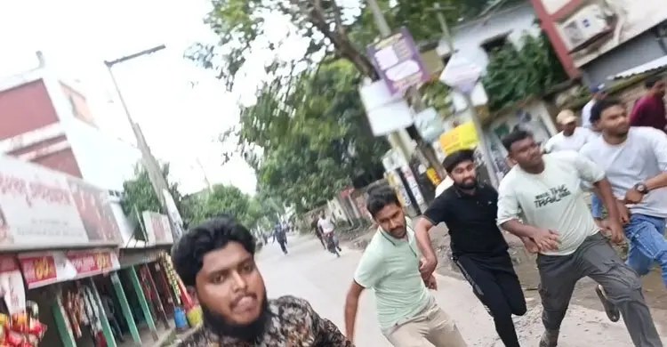 শিবিরের নেতা-কর্মীরা থানায় আশ্রয় নিয়েছেন ছাত্রদলের ধাওয়ার পর