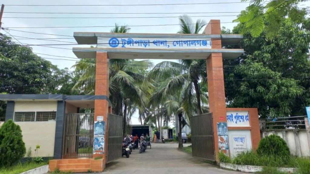 টুঙ্গিপাড়ায় ‘৩৬ জুলাই’ স্মারক তোরণে আগুন, ৭৫ জনের বিরুদ্ধে মামলা