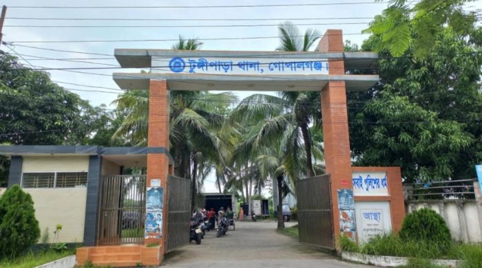 টুঙ্গিপাড়ায় ‘৩৬ জুলাই’ স্মারক তোরণে আগুন, ৭৫ জনের বিরুদ্ধে মামলা