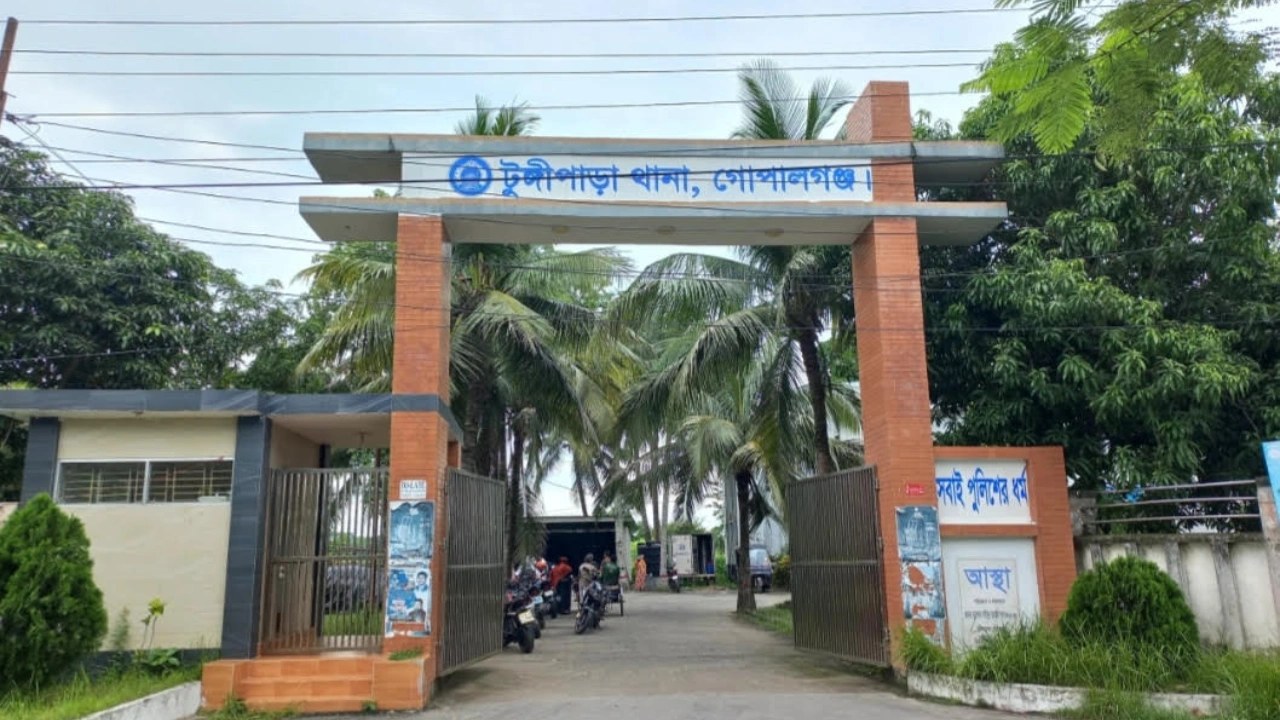 টুঙ্গিপাড়ায় ‘৩৬ জুলাই’ স্মারক তোরণে আগুন, ৭৫ জনের বিরুদ্ধে মামলা