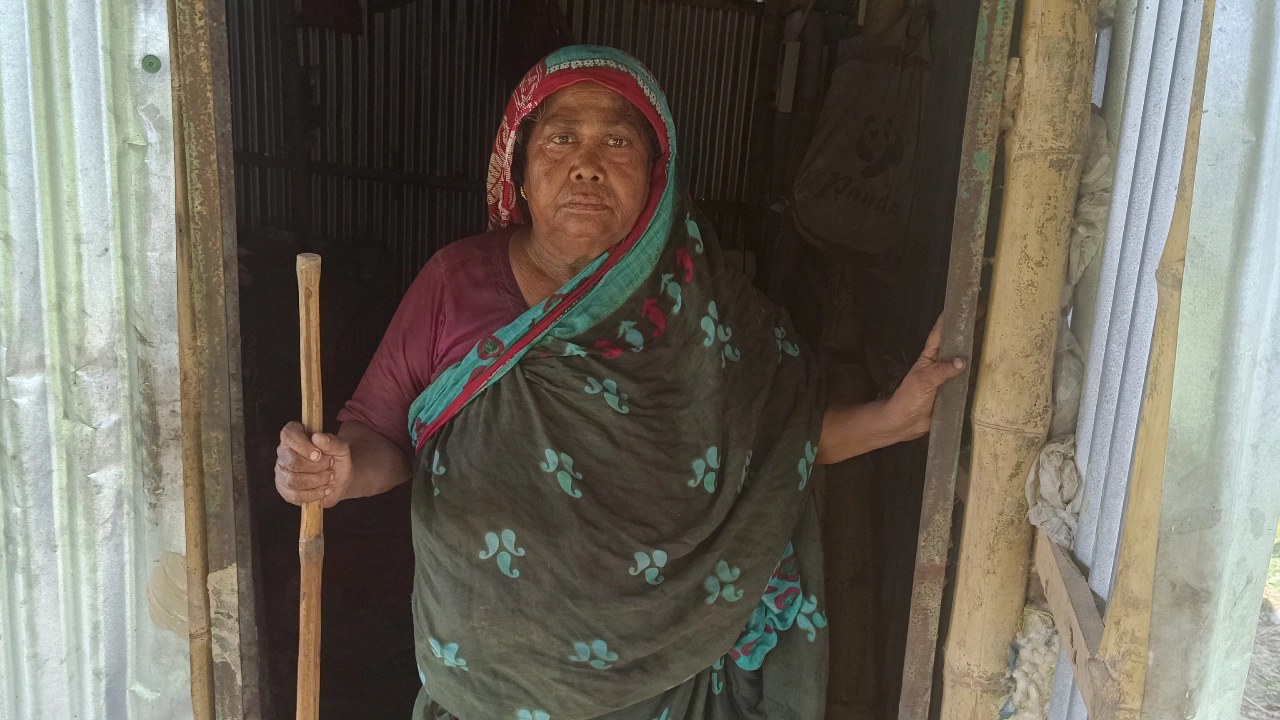 বৃদ্ধা তহমিনার মানবেতর জীবন, সন্তানরা নেই পাশে