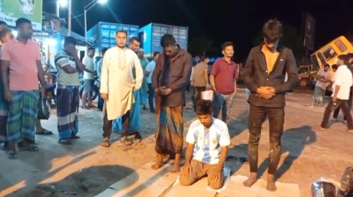 মিরসরাইয়ে চোরচক্রের তিন সদস্যকে ১০০ রাকাত নফল নামাজ পড়ানো হলো