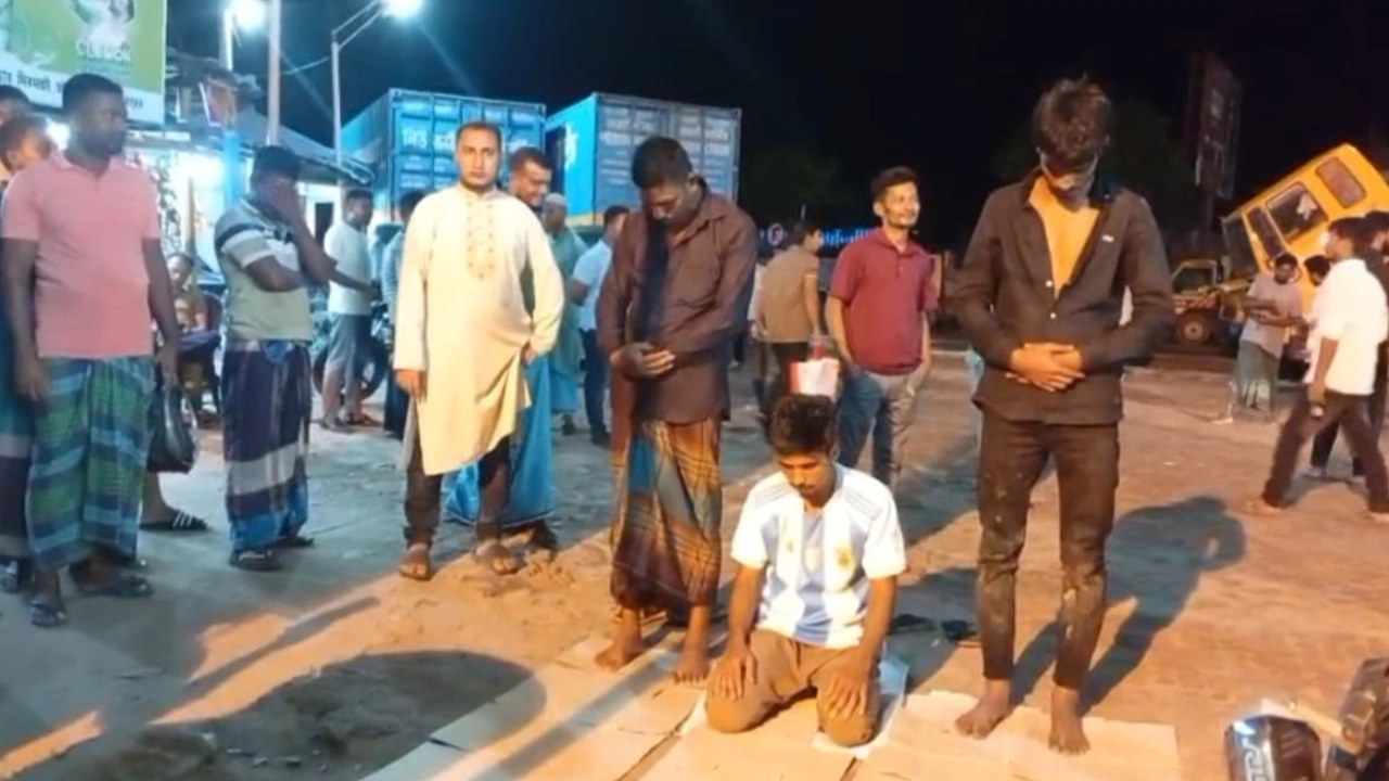 মিরসরাইয়ে চোরচক্রের তিন সদস্যকে ১০০ রাকাত নফল নামাজ পড়ানো হলো