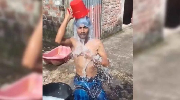 প্রেমিকের বাড়িতে অনশনে স্ত্রী, স্বামী দুধ দিয়ে গোসল করে সম্পর্ক শেষের ঘোষণা দিলেন