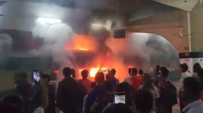 কমলাপুর রেলওয়ে স্টেশনে ট্রেনে অগ্নিকাণ্ড
