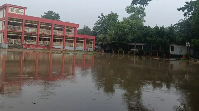 মহালক্ষ্মীপাড়া বিদ্যালয়ের মাঠে বৃষ্টির পানি জমে, শিক্ষার্থীদের ভোগান্তি