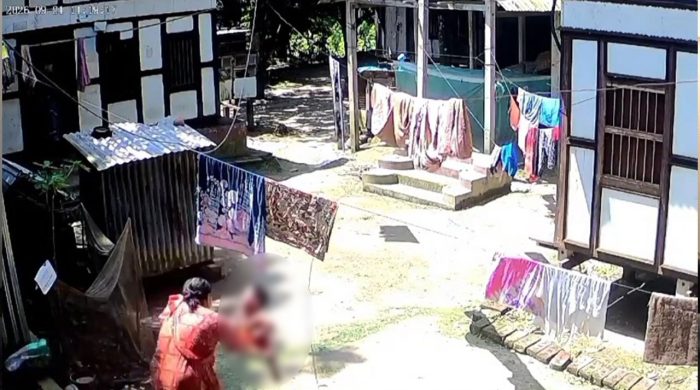 মুন্সীগঞ্জে দাদির বিরুদ্ধে ২ বছরের শিশুকে মাটিতে ছুড়ে ফেলার অভিযোগ