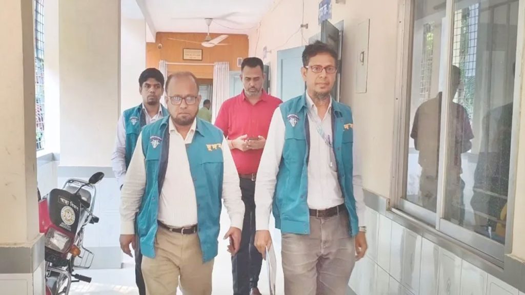 ট্রাকভর্তি সরকারি ওষুধ নদীতে ফেলার ঘটনায় দুদকের তদন্ত শুরু