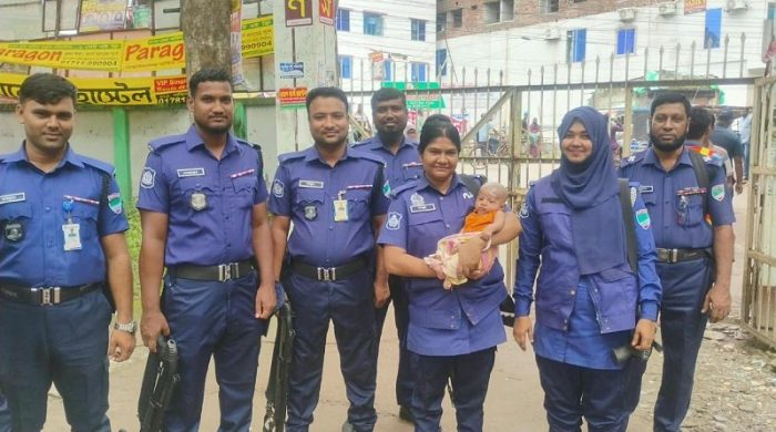 পরীক্ষার হলে মায়ের দায়িত্ব নিলেন পুলিশ কনস্টেবল শিল্পী