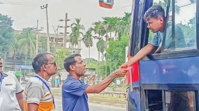 ফরিদপুরে মহাসড়কে চাঁদাবাজির অভিযোগ, শ্রমিকদের সহায়তায় টাকা তোলার দাবি