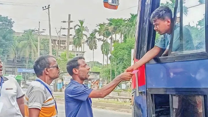 ফরিদপুরে মহাসড়কে চাঁদাবাজির অভিযোগ, শ্রমিকদের সহায়তায় টাকা তোলার দাবি