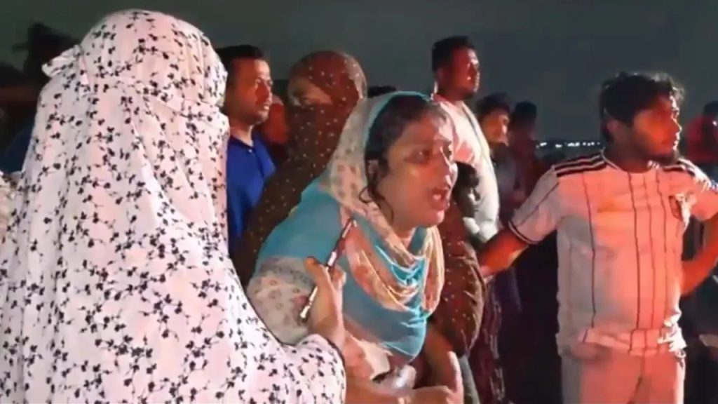 খুলনায় ফেরি-ট্রলার সংঘর্ষ: নিখোঁজ যুবকের সন্ধানে পরিবার