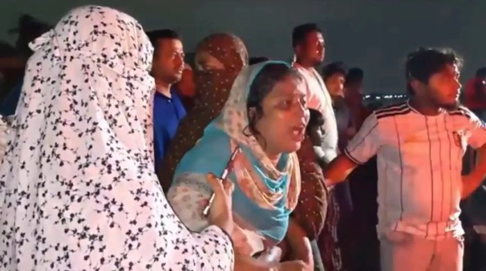 খুলনায় ফেরি-ট্রলার সংঘর্ষ: নিখোঁজ যুবকের সন্ধানে পরিবার
