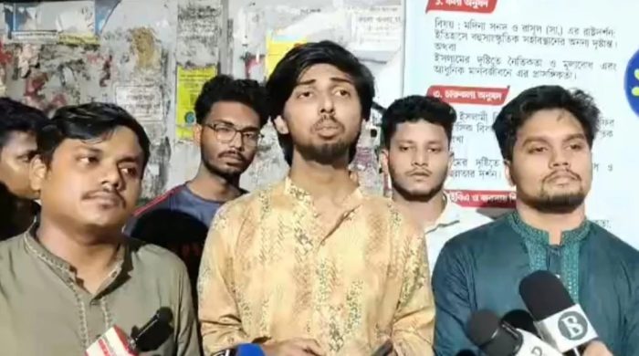 ঢাকা বিশ্ববিদ্যালয়ে নামফলক পরিবর্তনের প্রতিবাদে ডাকসু নেতার বক্তব্য