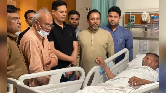 হাসপাতালে প্রতিমন্ত্রী আবুল বারীকে দেখতে গেলেন রিজভী
