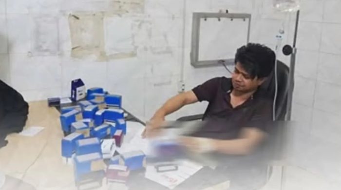 স্যালাইন নিয়েই রোগী দেখলেন ভোলার ডাক্তার