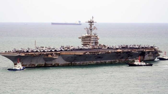 থাইল্যান্ডে মার্কিন রণতরি ‘আব্রাহাম লিংকন’ নোঙর, মরিচার দাগে হতবাক পর্যবেক্ষকরা