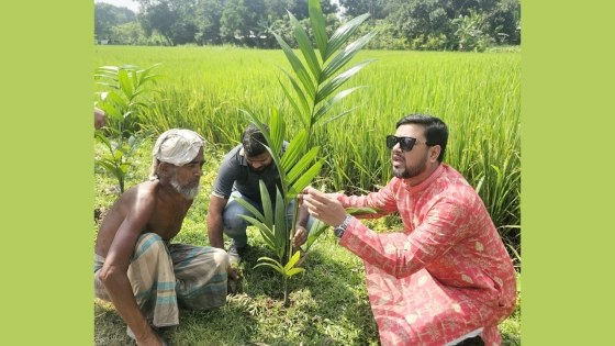 শিক্ষার্থীদের পাশে মাহাবুব আলম, খেলাধুলার সামগ্রী ও গাছের চারা বিতরণ