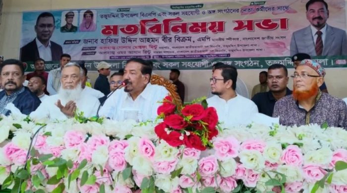 সরকারি কর্মকর্তাদের বিরুদ্ধে অভিযোগ তুললেন স্পিকার হাফিজ উদ্দিন আহমদ