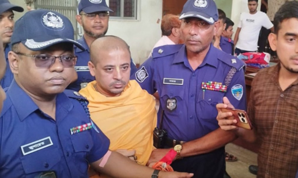 মায়ের শেষকৃত্যে অংশ নেওয়ার পর কারাগারে ফিরলেন চিন্ময় দাস