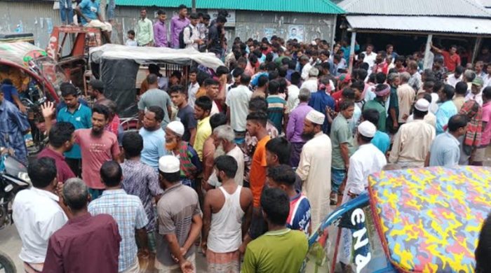 কুড়িগ্রামে সারের জন্য কৃষকদের সড়ক অবরোধ