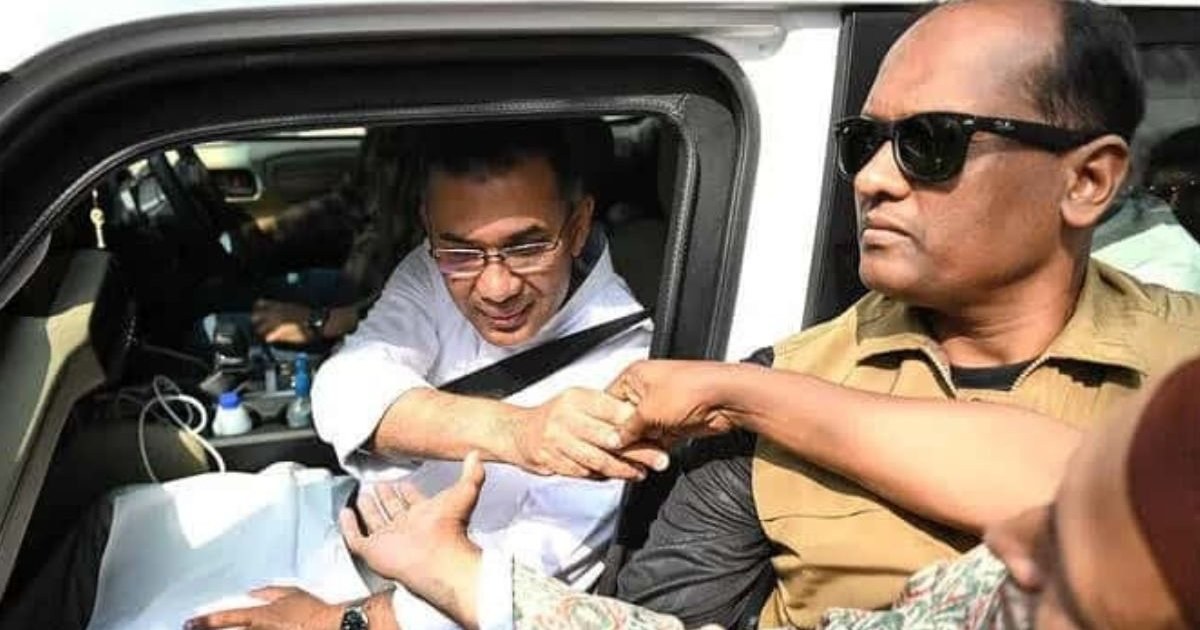 প্রধানমন্ত্রীর গাড়ির অপেক্ষায় মানুষের অকৃত্রিম ভালোবাসা