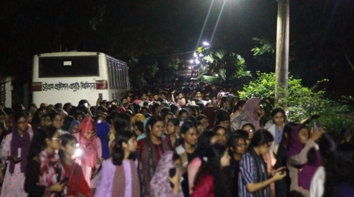 চুয়েটে উপাচার্য পুনর্বহালের দাবিতে আন্দোলন, শাটডাউন চলছে
