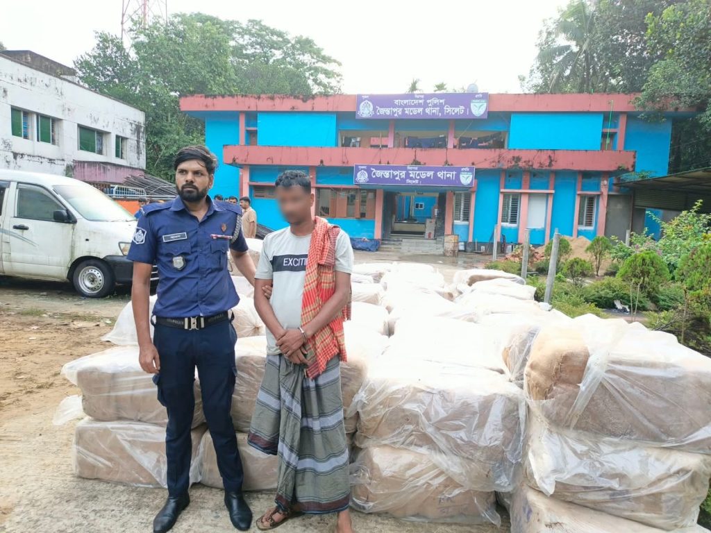 সিলেটে বালুভর্তি ট্রাকে কোটি টাকার ভারতীয় অবৈধ পণ্য, আটক ১