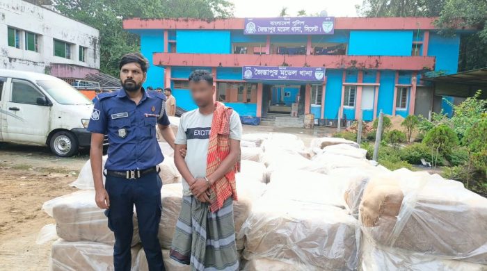 সিলেটে বালুভর্তি ট্রাকে কোটি টাকার ভারতীয় অবৈধ পণ্য, আটক ১