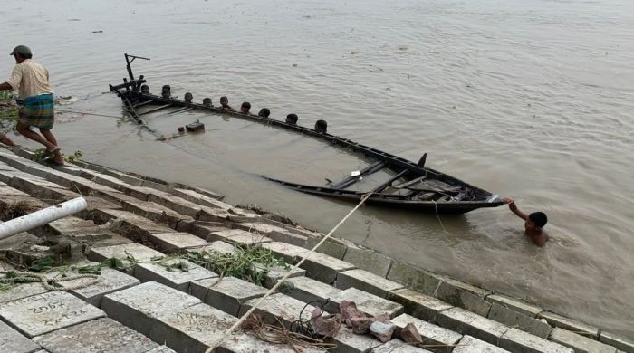 রাজশাহীতে দমকা হাওয়ায় পদ্মা নদীতে বাঁধ ও নৌকা ক্ষতিগ্রস্ত