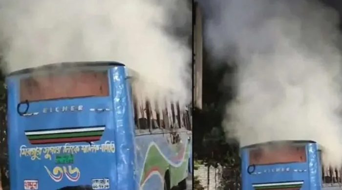 রাজধানীতে ককটেল বিস্ফোরণের পর বাসে আগুন