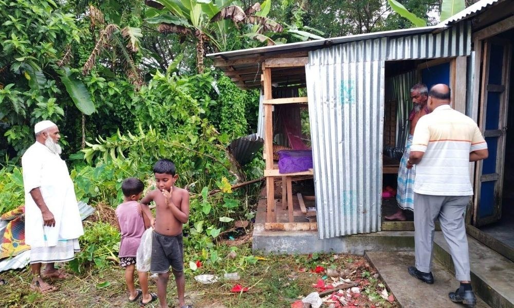 মাদারীপুরে মসজিদের ইমামের কক্ষে বিস্ফোরণ, ক্ষতিগ্রস্ত হয়েছে চালা
