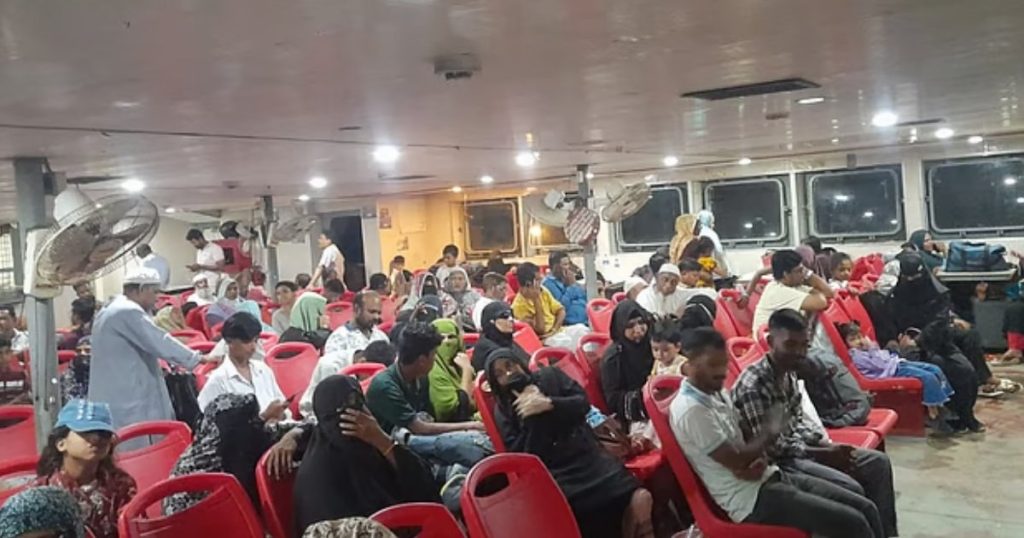 সন্দ্বীপ চ্যানেলে আটকা ফেরি ‘কপোতাক্ষ’, আতঙ্কিত প্রায় ৩০০ যাত্রী