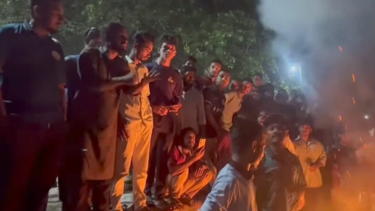 রাবিতে শিক্ষার্থীকে মারধরের প্রতিবাদে রেলপথ অবরোধ, আগুন লাগানোর ঘটনা