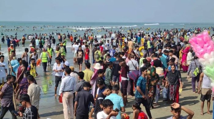 কক্সবাজারে পর্যটক সমাগম: নতুন মৌসুমের অপেক্ষা
