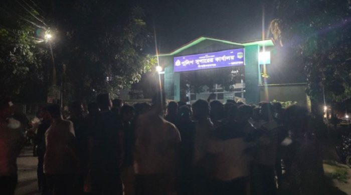 চাঁপাইনবাবগঞ্জে ছাত্রদল নেতার মোটরসাইকেল আটক, পুলিশ সুপারের কার্যালয় ঘেরাও
