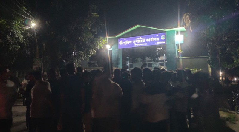 চাঁপাইনবাবগঞ্জে ছাত্রদল নেতার মোটরসাইকেল আটক, পুলিশ সুপারের কার্যালয় ঘেরাও