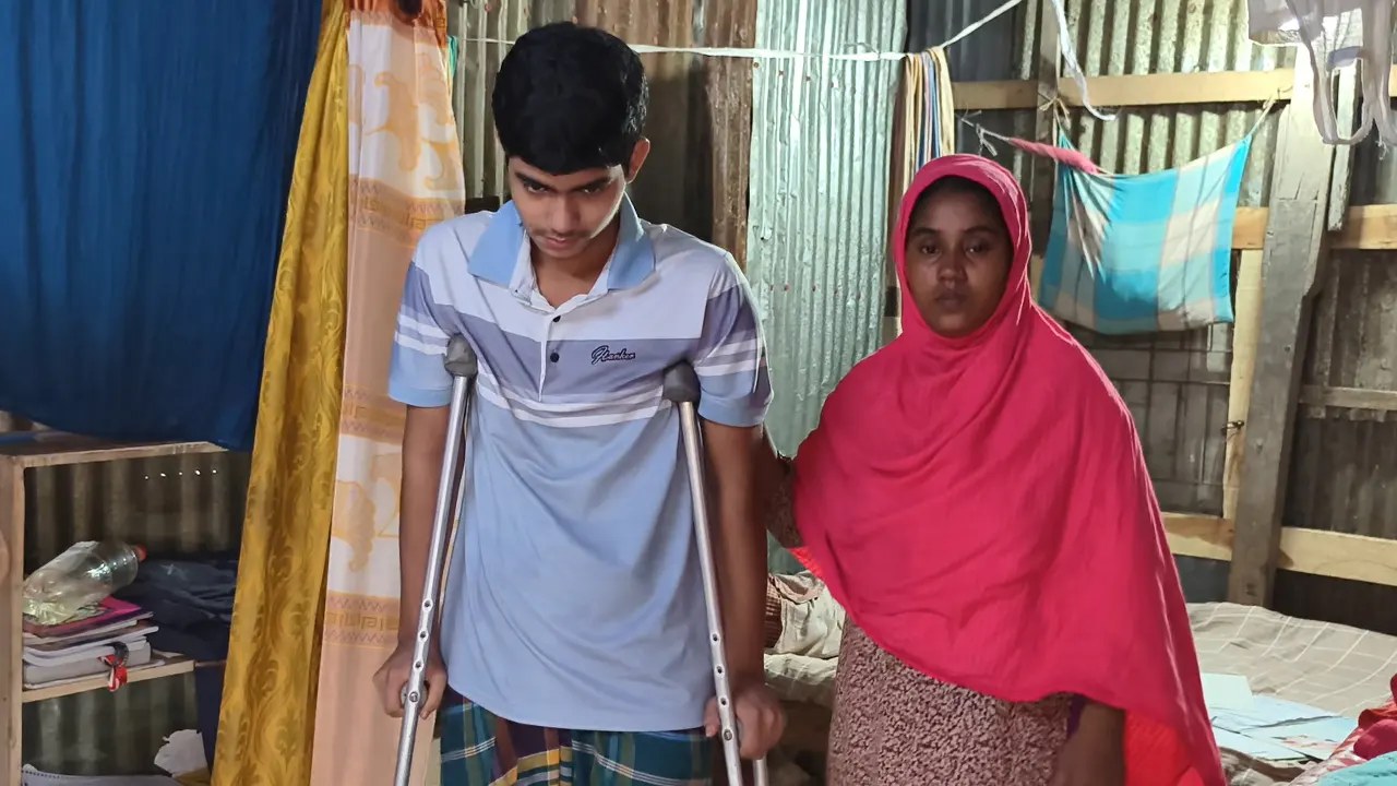 বরিশালের সৎ মা জরিনা আক্তারের লড়াই, ক্যান্সারে আক্রান্ত ছেলেকে বাঁচাতে সাহায্যের আবেদন