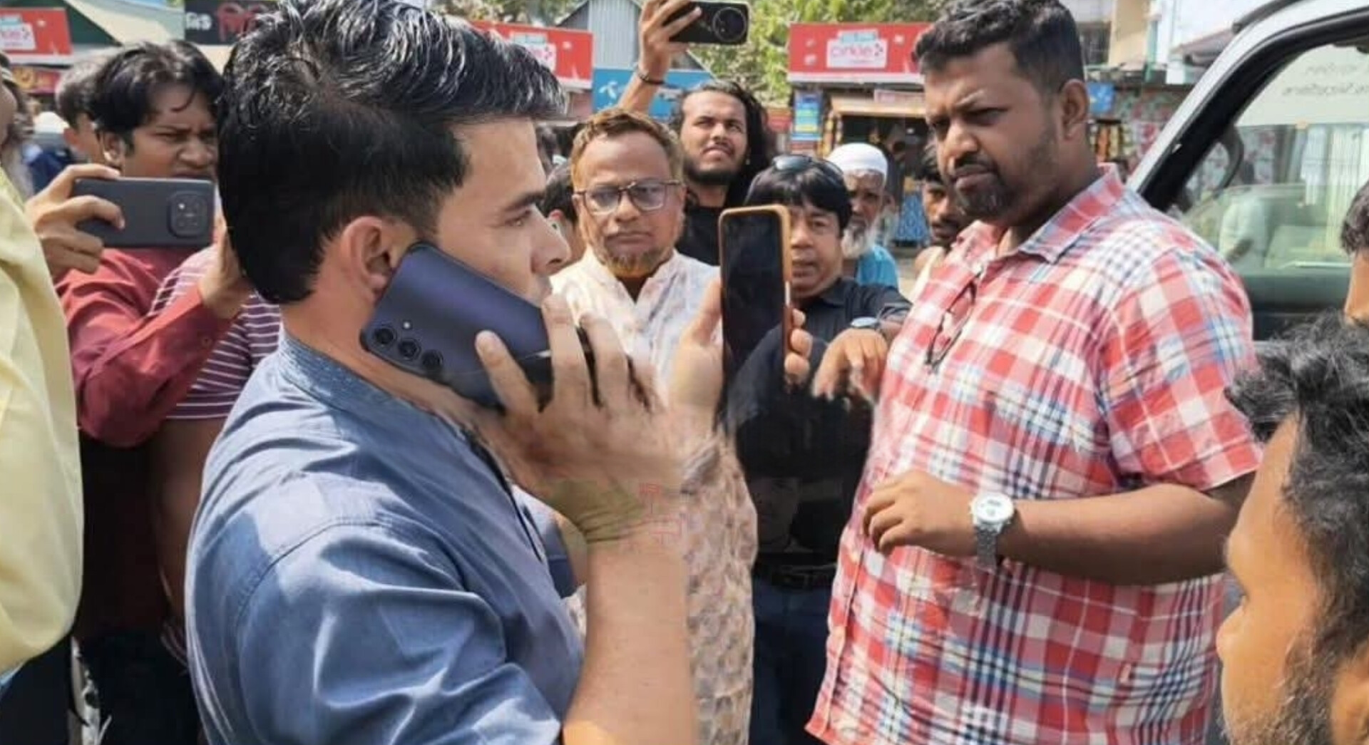 নবীনগরে সাংবাদিকদের গাড়ি আটকে চাঁদা দাবির অভিযোগ যুবদল নেতার বিরুদ্ধে
