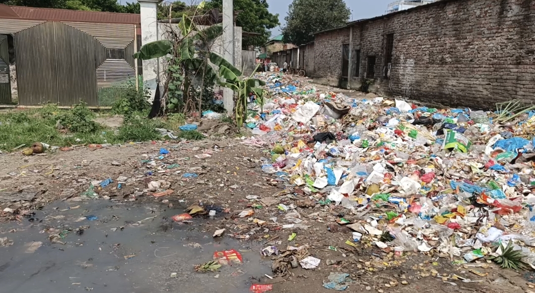 একসময়ের প্রভাবশালী রাজনৈতিক কার্যালয় এখন ভাঙারির দোকান, সামনে ময়লার স্তূপ