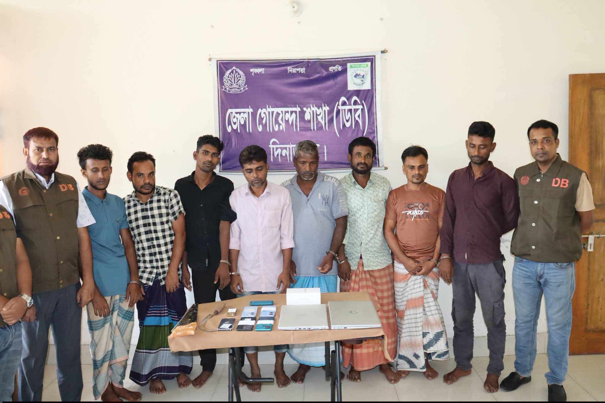 দিনাজপুরে কুরিয়ার ভ্যানসহ ৪ গাড়িতে ডাকাতি, ডিবির অভিযানে গ্রেপ্তার ৮