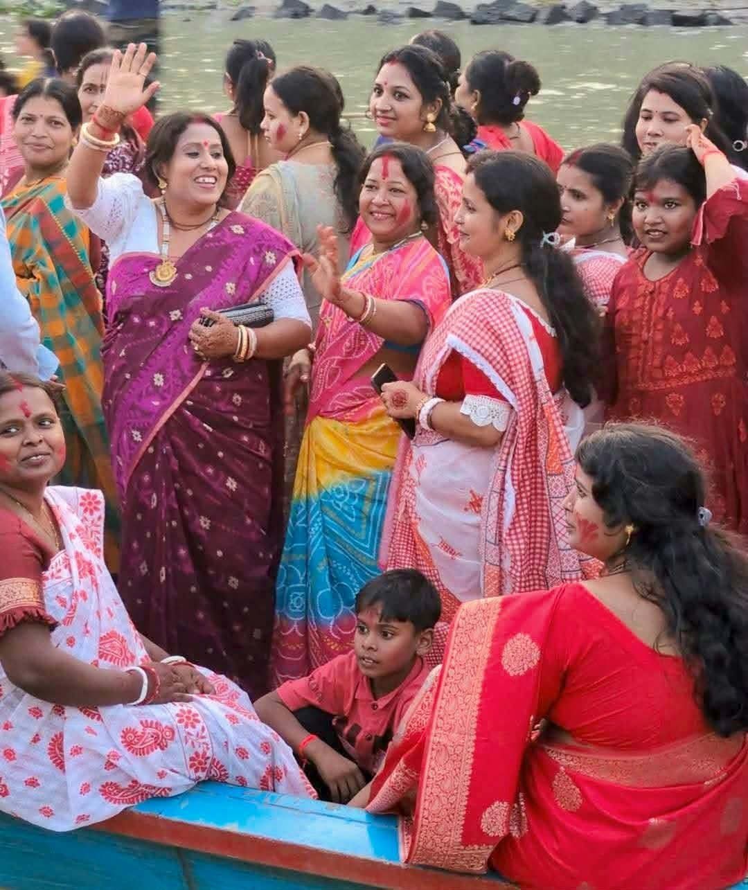 শার্শা ও বেনাপোলে প্রতিমা বিসর্জনের মধ্যে দিয়ে শেষ হয়েছে শারদীয় দুর্গাপূজা 